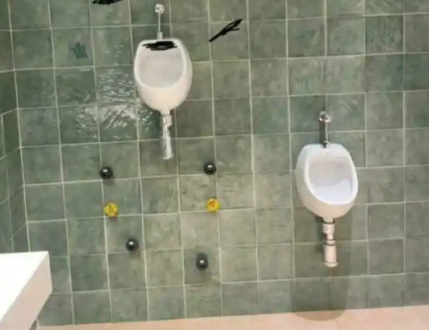 登山馆里的小便池