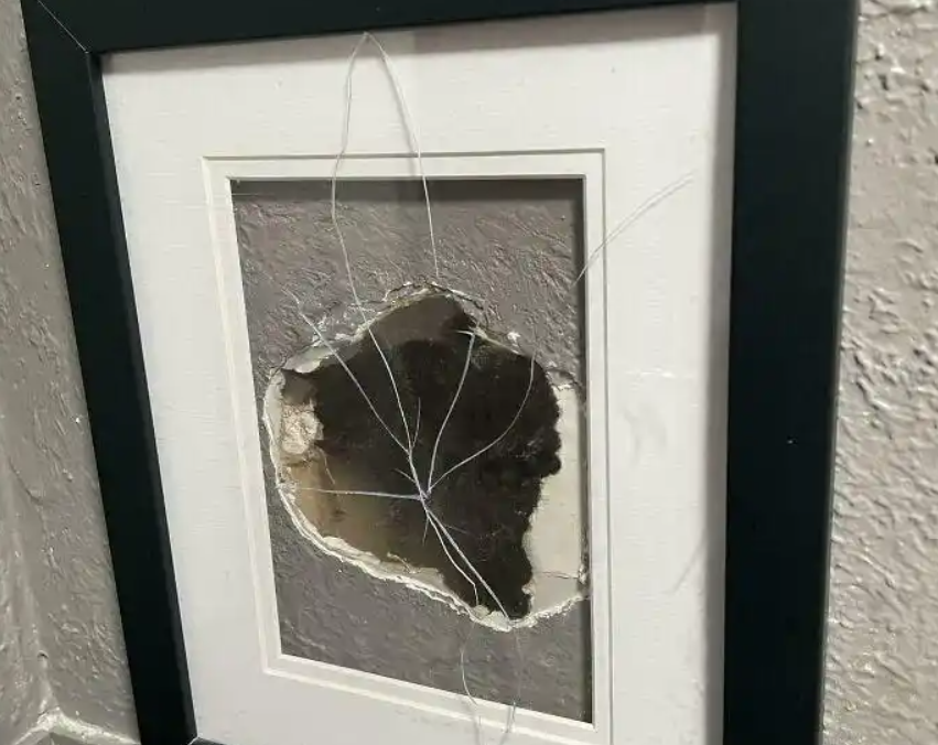 餐厅的墙上被人打出了一个大洞