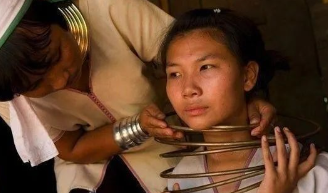 一个脖子很长的民族，项圈越多越自豪