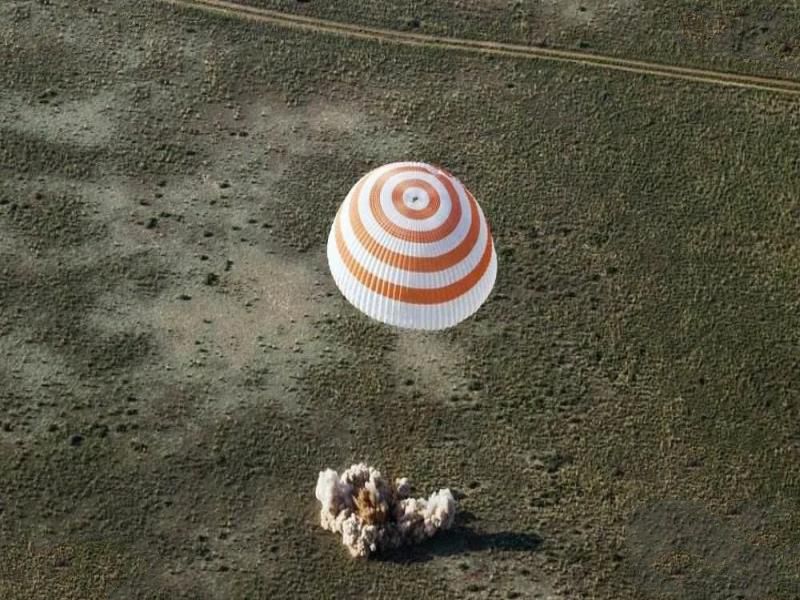 当宇宙飞船返回地球，为什么要不惜燃烧代价，高速穿过大气层？