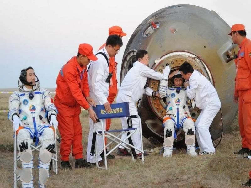 当宇宙飞船返回地球，为什么要不惜燃烧代价，高速穿过大气层？