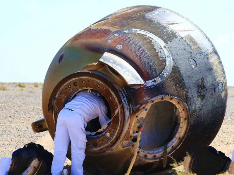 当宇宙飞船返回地球，为什么要不惜燃烧代价，高速穿过大气层？