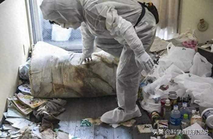 日本奇闻:男子伴尸10年竟全然不知,被褥下藏着骇人秘密