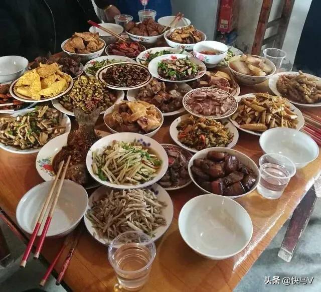 奇闻异事！一个人竟然吃掉一桌子菜，喝掉一桶白酒，吃掉一盆米饭