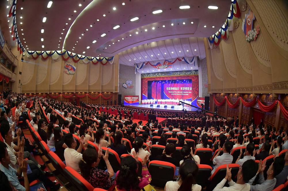 金正恩会见率团访朝的俄文化部长柳比莫娃