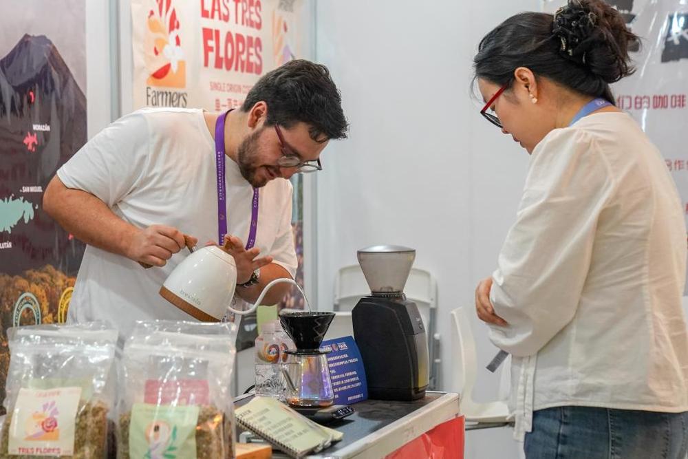 南会上头回客和回头客共享中国发展新机遇